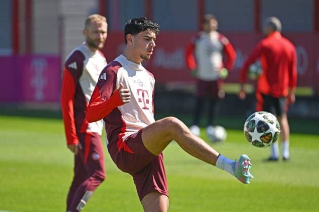 Aleksandar PAVLOVIC (Bayern Muenchen) am Ball, Aktion,Einzelbild,angeschnittenes Einzelmotiv,Halbfigur,halbe Figur. Abschlusstraining Fussball Champions League Viertelfinale FC Bayern Muenchen - Inter Mailand am 08.04.2025 , A L L I A N Z A R E N A.