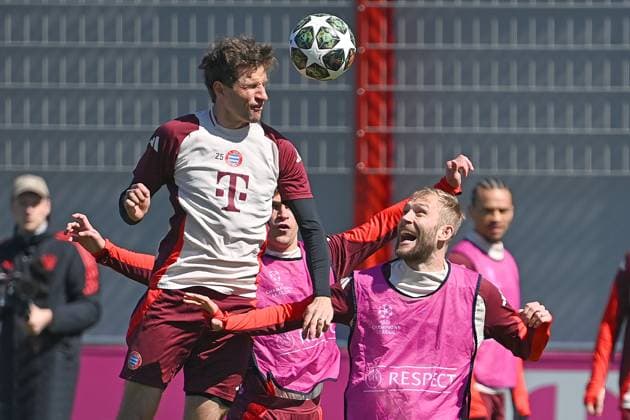 Sport Themen der Woche KW15 Sport Bilder des Tages Thomas MUELLER (MÜLLER,Bayern Muenchen), Aktion,Zweikampf gegen Konrad LAIMER (Bayern Muenchen), Abschlusstraining Fussball Champions League Viertelfinale FC Bayern Muenchen - Inter Mailand am 08.04.2025 , A L L I A N Z A R E N A. *** Thomas MUELLER MÜLLER,Bayern Muenchen , action,duel against Konrad LAIMER Bayern Muenchen , final training Soccer Champions League quarterfinal FC Bayern Muenchen Inter Milan on 08 04 2025 , A L L I A N Z A R E N A
