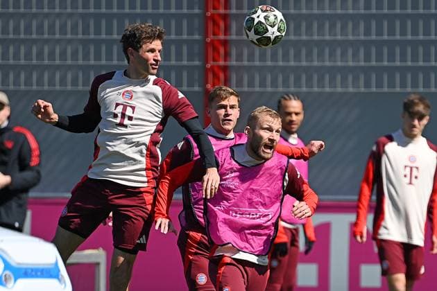 Thomas MUELLER (MÜLLER,Bayern Muenchen), Aktion,Zweikampf gegen Konrad LAIMER (Bayern Muenchen), Abschlusstraining Fussball Champions League Viertelfinale FC Bayern Muenchen - Inter Mailand am 08.04.2025 , A L L I A N Z A R E N A.