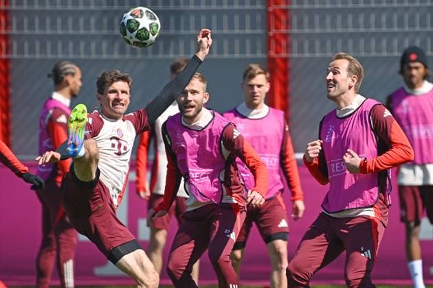 Thomas MUELLER (MÜLLER,Bayern Muenchen), Aktion,Zweikampf gegen Konrad LAIMER (Bayern Muenchen) und Harry KANE (Bayern Muenchen). Abschlusstraining Fussball Champions League Viertelfinale FC Bayern Muenchen - Inter Mailand am 08.04.2025 , A L L I A N Z A R E N A.