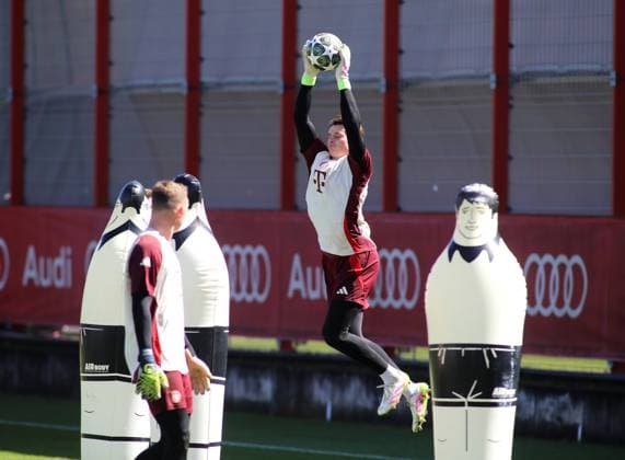 Fussball, Herren, Champions League, Saison 2024 2025, FC Bayern München, Abschlusstraining Jonas Urbig (FC Bayern München) springt in die Luft und fängt einen Ball sicher