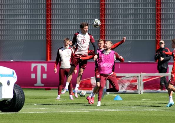 Fussball, Herren, Champions League, Saison 2024 2025, FC Bayern München, Abschlusstraining Thomas Müller, Mueller (FC Bayern München) (li.) springt zu einem Kopfball hoch, hier im Zweikampf mit Konrad Laimer (FC Bayern München) (re.)