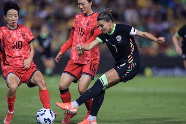 SOCCER AUSTRALIA SOUTH KOREA WOMEN, Steph Catley of Australia has a shot on goal during the Women s friendly match between Australia and South Korea at McDonald Jones Stadium in Newcastle, Monday, April 7, 2025. ( NO ARCHIVING, EDITORIAL USE ONLY, NO USE IN BOOKS WITHOUT CONSENT NEWCASTLE NEW SOUTH WALES AUSTRALIA  Copyright: xMARKxEVANSx 20250407126716649106
