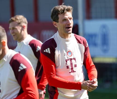 Thomas Mueller (FC Bayern Muenchen, 25) lacht, hat gute Laune, Emotionen, Spass, GER, Abschlusstraining, FC Bayern Muenchen, Fussball, UEFA Champions League, Viertelfinale Hinspiel, Saison 2024 2025, 07.04.2025, GER, Abschlusstraining, FC Bayern Muenchen, Fussball, UEFA Champions League, Viertelfinale Hinspiel, Saison 2024 2025, 07.04.2025 Muenchen Copyright: xEibner-Pressefoto JennixMaulx EP_JML