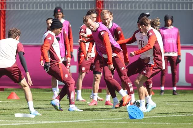 9 Harry Kane (Mitte) gegen 7 Serge Gnabry (li.) 27 Konrad Laimer, 44 Josip Stanisic (re.), Aktion, Zweikampf Fussball Abschlusstraining - FC Bayern München vs. Inter Mailand, vor Hinspiel im Viertelfinale der diesjährigen UEFA Champions League-Saison 07.04.2025 Trainingsgelände, Säbenerstr. FOTO: Mladen Lackovic LakoPress