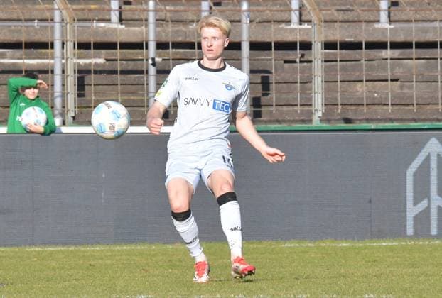 02.03.2025, GER, Fussball, Regionalliga West, Saison 2024 2025, 24. Spieltag, Ohlendorf Stadion im Heidewald, Gütersloh FC Gütersloh - SC Paderborn 07 U23 3 : 2 Anton Bäuerle (SC Paderborn 07 U32) Aktion, Einzelbild, Quer *** 02 03 2025, GER, Soccer, Regionalliga West, Season 2024 2025, 24 Matchday, Ohlendorf Stadion im Heidewald, Gütersloh FC Gütersloh SC Paderborn 07 U23 3 2 Anton Bäuerle SC Paderborn 07 U32 Action, Single image, Landscape