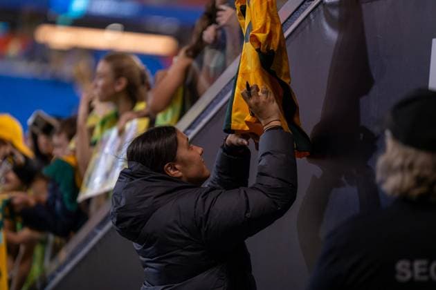 Newcastle, Australia, April 7th 2025: Sam Kerr (20 Australia) signs a shirt during the International Friendly, Länderspiel, Nationalmannschaft game between Australia and Korea Republic at McDonald Jones Stadium in Newcastle, Australia. (Noe Llamas SPP) Copyright: xNoexLlamasx xSPPx spp-en-NoLlSp-NLB05722