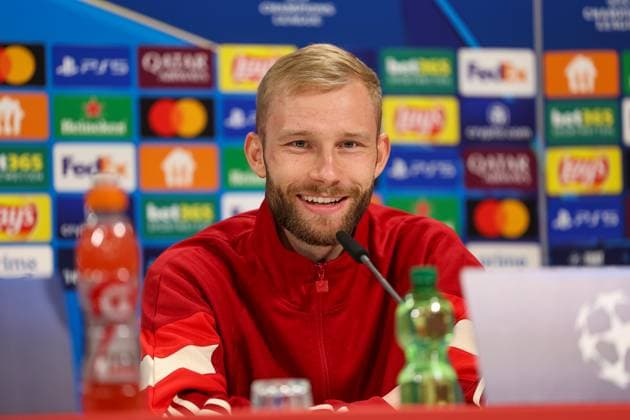 Konrad Laimer (FC Bayern Muenchen, 27) bei der Pressekonferenz, GER, Internationale Pressekonferenz, FC Bayern Muenchen, Fussball, UEFA Champions League, Viertelfinale Hinspiel, Saison 2024 2025, 07.04.2025, GER, Internationale Pressekonferenz, FC Bayern Muenchen, Fussball, UEFA Champions League, Viertelfinale Hinspiel, Saison 2024 2025, 07.04.2025 Muenchen Copyright: xEibner-Pressefoto JennixMaulx EP_JML