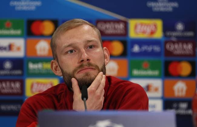 Fussball, Herren, Champions League, Saison 2024 2025, FC Bayern München, Internationale Pressekonferenz Konrad Laimer (FC Bayern München) bei der Pressekonferenz, Kopf, Portrait, nachdenken, nachdenklich, Hand am Kinn