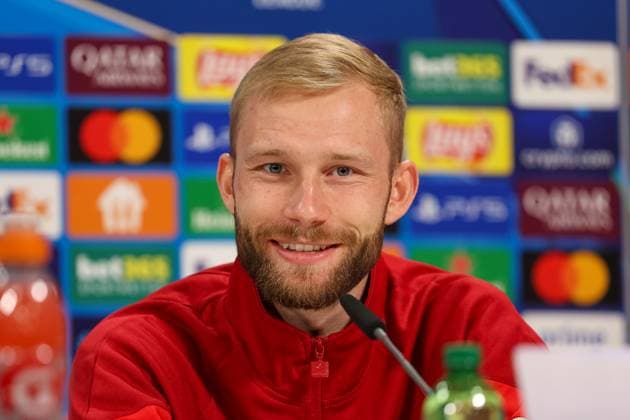 Konrad Laimer (FC Bayern Muenchen, 27) bei der Pressekonferenz, lacht, GER, Internationale Pressekonferenz, FC Bayern Muenchen, Fussball, UEFA Champions League, Viertelfinale Hinspiel, Saison 2024 2025, 07.04.2025, GER, Internationale Pressekonferenz, FC Bayern Muenchen, Fussball, UEFA Champions League, Viertelfinale Hinspiel, Saison 2024 2025, 07.04.2025 Muenchen Copyright: xEibner-Pressefoto JennixMaulx EP_JML
