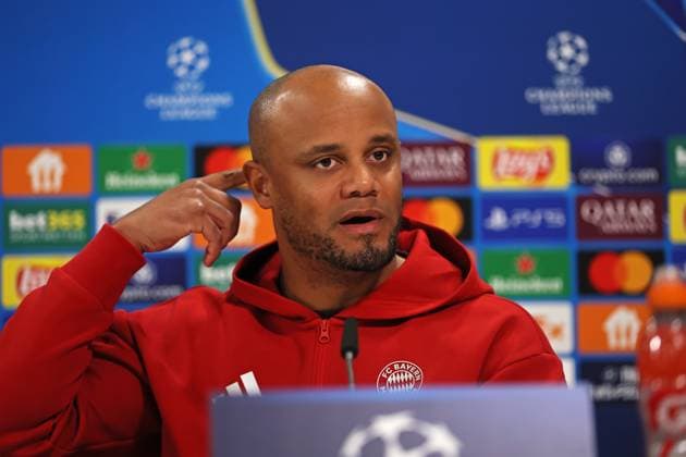 Fussball, Herren, Champions League, Saison 2024 2025, FC Bayern München, Internationale Pressekonferenz Vincent Kompany, Trainer (FC Bayern München) bei der Pressekonferenz, Kopf, Portrait, Zeigefinger am Ohr, Kopf