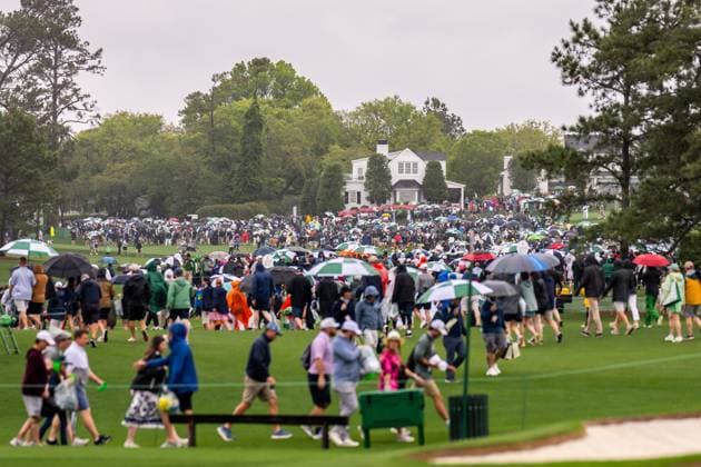 250407 Patrons leaving the grounds due to a weather warning for thunder and heavy rain during a practice round ahead of the 2025 Masters Golf Tournament on April 7, 2025, in Augusta. Photo: Petter Arvidson BILDBYRAN kod PA PA1004 golf masters bbeng the masters augusta publik Copyright: PETTERxARVIDSON BB250407PA008