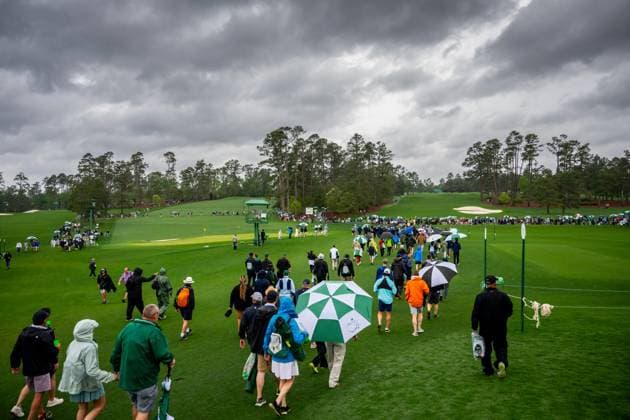 Sport Bilder des Tages 250407 Patrons leaving the grounds due to a weather warning for thunder and heavy rain during a practice round ahead of the 2025 Masters Golf Tournament on April 7, 2025, in Augusta. Photo: Petter Arvidson BILDBYRAN kod PA PA1004 golf masters bbeng the masters augusta publik Copyright: PETTERxARVIDSON BB250407PA009