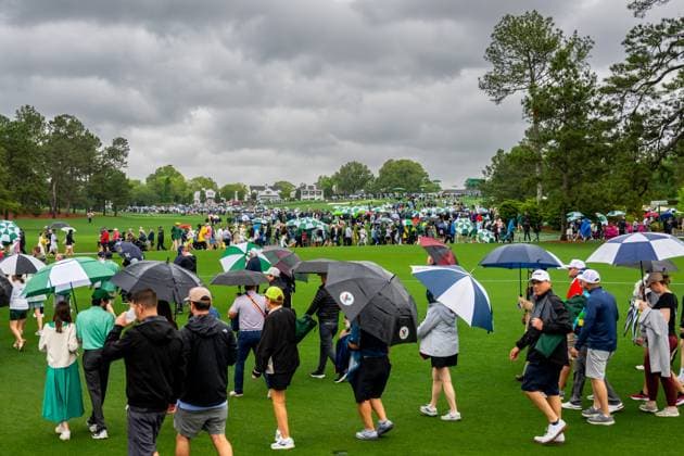 250407 Patrons leaving the grounds due to a weather warning for thunder and heavy rain during a practice round ahead of the 2025 Masters Golf Tournament on April 7, 2025, in Augusta. Photo: Petter Arvidson BILDBYRAN kod PA PA1004 golf masters bbeng the masters augusta publik Copyright: PETTERxARVIDSON BB250407PA014