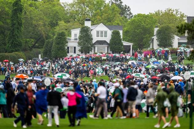250407 Patrons leaving the grounds due to a weather warning for thunder and heavy rain during a practice round ahead of the 2025 Masters Golf Tournament on April 7, 2025, in Augusta. Photo: Petter Arvidson BILDBYRAN kod PA PA1004 golf masters bbeng the masters augusta publik Copyright: PETTERxARVIDSON BB250407PA020