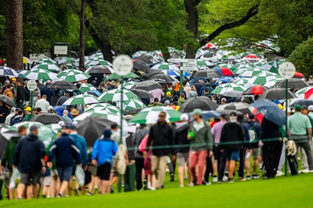 250407 Patrons leaving the grounds due to a weather warning for thunder and heavy rain during a practice round ahead of the 2025 Masters Golf Tournament on April 7, 2025, in Augusta. Photo: Petter Arvidson BILDBYRAN kod PA PA1004 golf masters bbeng the masters augusta publik Copyright: PETTERxARVIDSON BB250407PA022