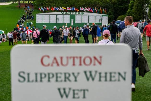 250407 Patrons leaving the grounds due to a weather warning for thunder and heavy rain during a practice round ahead of the 2025 Masters Golf Tournament on April 7, 2025, in Augusta. Photo: Petter Arvidson BILDBYRAN kod PA PA1004 golf masters bbeng the masters augusta publik Copyright: PETTERxARVIDSON BB250407PA024