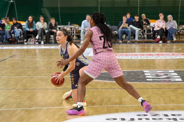 Leoni Kreyenfeld (Alba Berlin Damen, 07)mit dem Ball, Alba Damen vs Saarlouis Royals , 1.Bundesliga, DBBL-Playoffs, Halbfinale 2. Spiel, 07.04.2025 Berlin Berlin Deutschland Copyright: xFootbowl ThomasxSobotzkix