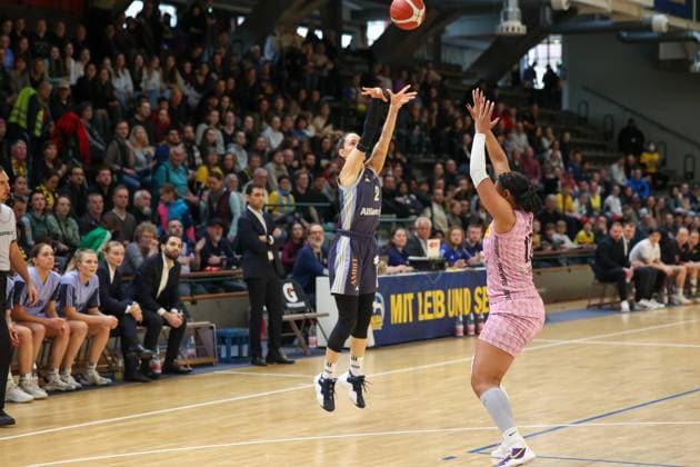 Stefanie Grigoleit (Alba Berlin Damen, 02)mit dem Korbwurf, Alba Damen vs Saarlouis Royals , 1.Bundesliga, DBBL-Playoffs, Halbfinale 2. Spiel, 07.04.2025 Berlin Berlin Deutschland Copyright: xFootbowl ThomasxSobotzkix