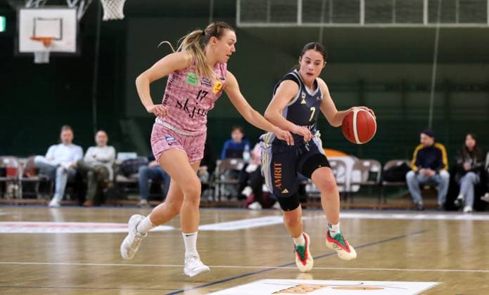 Gabija Meskonyte, Leoni Kreyenfeld Zweikampf Spielszene Aktion Basketball DBBL Bundesliga Damen Playoff Halbfinale 2. Spiel Saison 2024 2025 07.04.2024 ALBA Berlin vs Saarlouis Royals