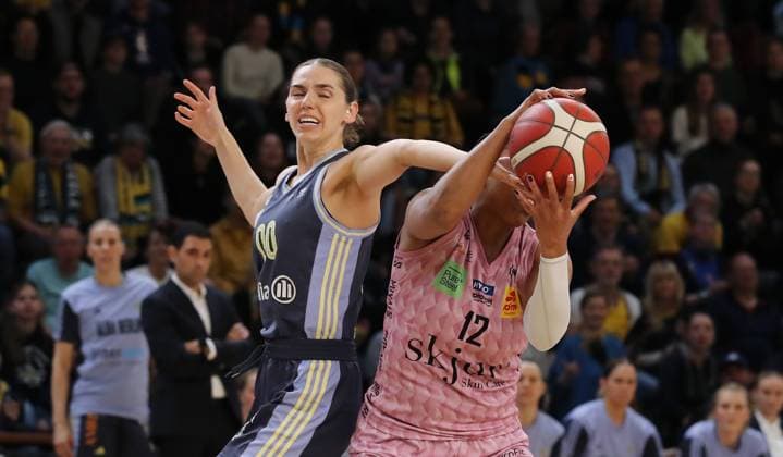 Maggie Mulligan, Erika Davenport Zweikampf Spielszene Aktion Basketball DBBL Bundesliga Damen Playoff Halbfinale 2. Spiel Saison 2024 2025 07.04.2024 ALBA Berlin vs Saarlouis Royals