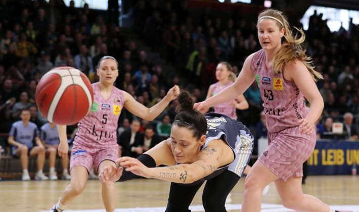 Sport Themen der Woche KW15 Sport Bilder des Tages Magaly Meynadier, Lena Gohlisch, Hayley Frank Zweikampf Spielszene Aktionv Basketball DBBL Bundesliga Damen Playoff Halbfinale 2. Spiel Saison 2024 2025 07.04.2024 ALBA Berlin vs Saarlouis Royals *** Magaly Meynadier, Lena Gohlisch, Hayley Frank duel Game scene Actionv Sport Basketball DBBL Bundesliga Womens playoff semi-final 2 Game Season 2024 2025 07 04 2024 ALBA Berlin vs Saarlouis Royals