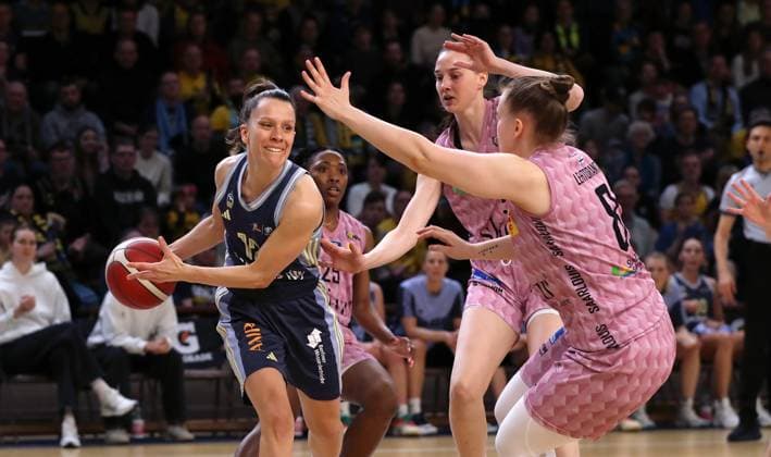 Lena Gohlisch am Ball, Roosa Lehtoranta Zweikampf Spielszene Aktion Basketball DBBL Bundesliga Damen Playoff Halbfinale 2. Spiel Saison 2024 2025 07.04.2024 ALBA Berlin vs Saarlouis Royals