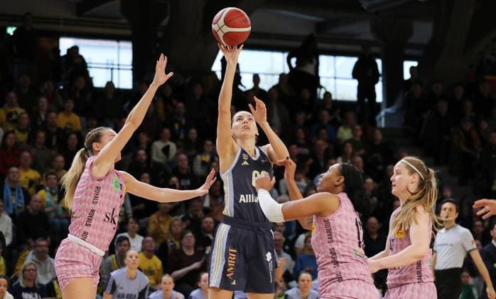 Marusa Senicar, Maggie Mulligan am Ball, Gabija Meskonyte, Hayley Frank Zweikampf Spielszene Aktion Basketball DBBL Bundesliga Damen Playoff Halbfinale 2. Spiel Saison 2024 2025 07.04.2024 ALBA Berlin vs Saarlouis Royals