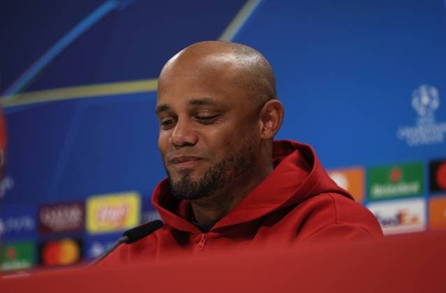 Fussball, Herren, Champions League, Saison 2024 2025, FC Bayern München, Internationale Pressekonferenz Vincent Kompany, Trainer (FC Bayern München) auf der Pressekonferenz, Kopf, Portrait