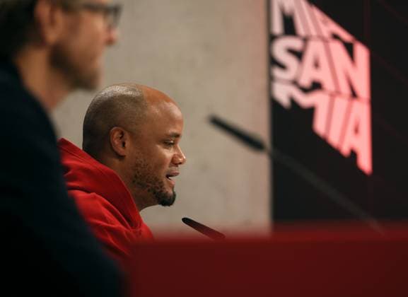 Fussball, Herren, Champions League, Saison 2024 2025, FC Bayern München, Internationale Pressekonferenz Vincent Kompany, Trainer (FC Bayern München) auf der Pressekonferenz, Kopf, Portrait, seitlich im Profil, Mia san mia