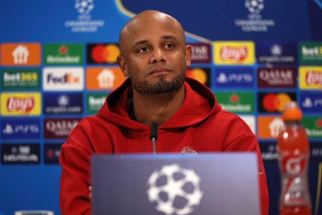 Fussball, Herren, Champions League, Saison 2024 2025, FC Bayern München, Internationale Pressekonferenz Vincent Kompany, Trainer (FC Bayern München) auf der Pressekonferenz, Kopf, Portrait, zuhörend