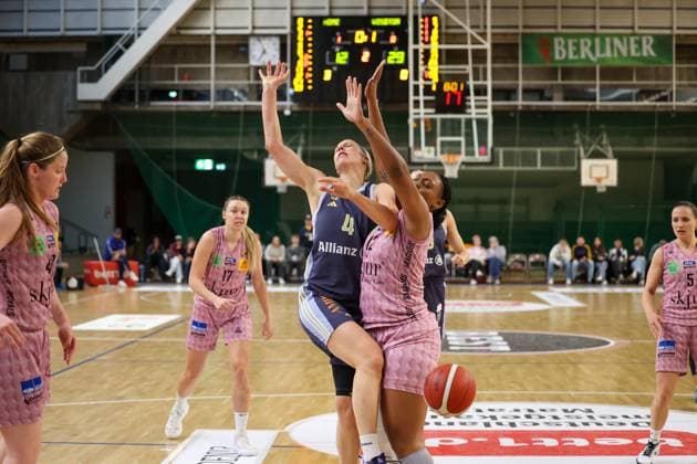 Marie Bertholdt (Alba Berlin Damen, 04)konnte den Ball nicht erfolgreich in den Korb bringen,Erika Davenport (Saarlouis Royals, 12) mit erfolgreicher Abwehr, Alba Damen vs Saarlouis Royals , 1.Bundesliga, DBBL-Playoffs, Halbfinale 2. Spiel, 07.04.2025 Berlin Berlin Deutschland Copyright: xFootbowl ThomasxSobotzkix
