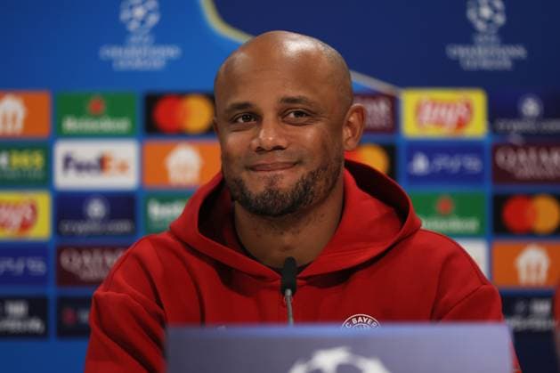 Fussball, Herren, Champions League, Saison 2024 2025, FC Bayern München, Internationale Pressekonferenz Vincent Kompany, Trainer (FC Bayern München) auf der Pressekonferenz, Kopf, Portrait, schmunzeln, schmunzelnd