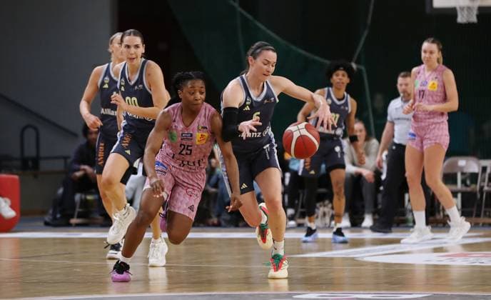 Martha Burse, Tessa Stammberger am Ball Zweikampf Spielszene Aktion Basketball DBBL Bundesliga Damen Playoff Halbfinale 2. Spiel Saison 2024 2025 07.04.2024 ALBA Berlin vs Saarlouis Royals