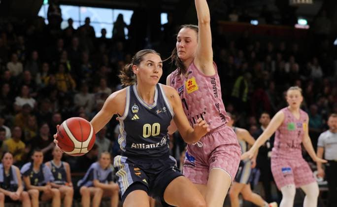 Maggie Mulligan am Ball, Marusa Senicar Zweikampf Spielszene Aktion Basketball DBBL Bundesliga Damen Playoff Halbfinale 2. Spiel Saison 2024 2025 07.04.2024 ALBA Berlin vs Saarlouis Royals