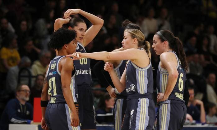Lucy Reuß redet mit Deeshyra Thomas, Maggie Mulligan, Tessa Stammberger Basketball DBBL Bundesliga Damen Playoff Halbfinale 2. Spiel Saison 2024 2025 07.04.2024 ALBA Berlin vs Saarlouis Royals