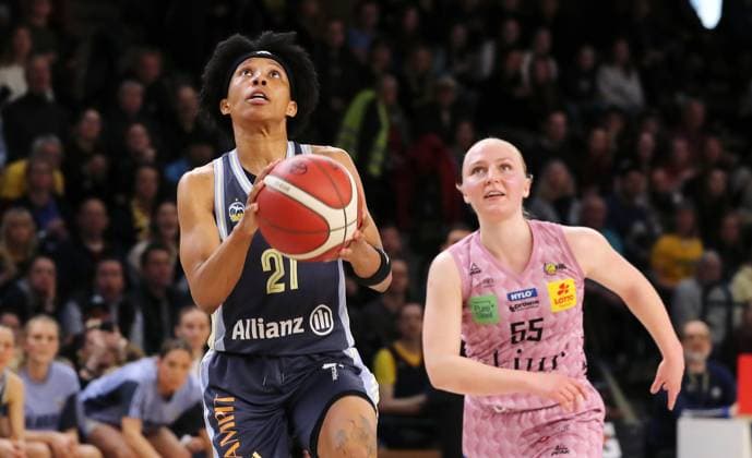 Deeshyra Thomas am Ball, Jessika Schiffer Zweikampf Spielszene Aktion Basketball DBBL Bundesliga Damen Playoff Halbfinale 2. Spiel Saison 2024 2025 07.04.2024 ALBA Berlin vs Saarlouis Royals