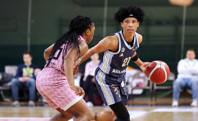Martha Burse, Deeshyra Thomas am Ball Zweikampf Spielszene Aktion Basketball DBBL Bundesliga Damen Playoff Halbfinale 2. Spiel Saison 2024 2025 07.04.2024 ALBA Berlin vs Saarlouis Royals