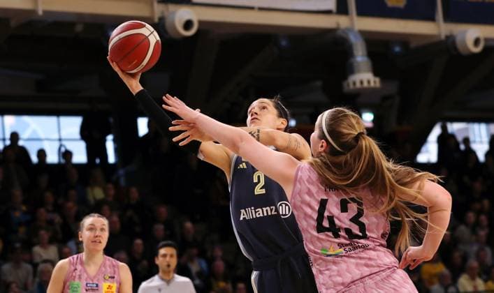 Stefanie Grigoleit am Ball, Hayley Frank Zweikampf Spielszene Aktion Basketball DBBL Bundesliga Damen Playoff Halbfinale 2. Spiel Saison 2024 2025 07.04.2024 ALBA Berlin vs Saarlouis Royals