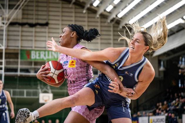 Basketball Berlin 07.04.2025 Saison 2024 2025 Toyota Damen Basketball Bundesliga 1. Bundesliga Playoffs Halbfinale Spiel 2 Alba Berlin - Saarlouis Royals Erika Davenport (Saarlouis, No.12) Emily Kiser (Alba, No.33)