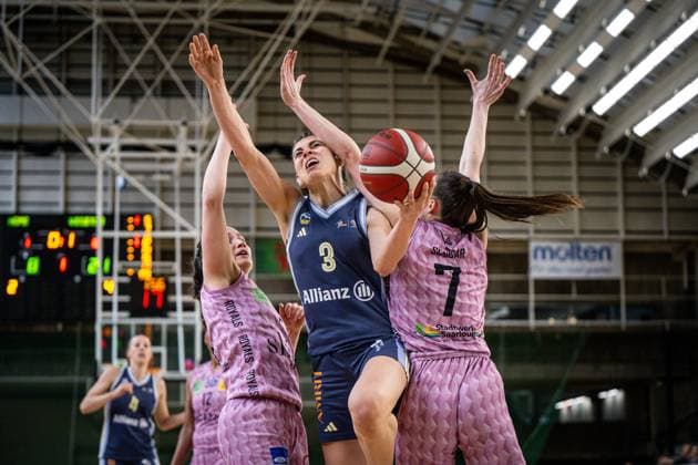 Basketball Berlin 07.04.2025 Saison 2024 2025 Toyota Damen Basketball Bundesliga 1. Bundesliga Playoffs Halbfinale Spiel 2 Alba Berlin - Saarlouis Royals Theresa Simon (Alba, No.03) Marusa Senicar (Saarlouis, No.07)