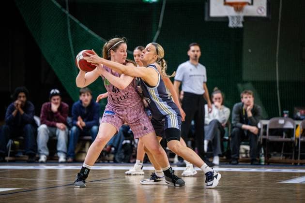 Basketball Berlin 07.04.2025 Saison 2024 2025 Toyota Damen Basketball Bundesliga 1. Bundesliga Playoffs Halbfinale Spiel 2 Alba Berlin - Saarlouis Royals Hayley Frank (Saarlouis, No.43) Marie Bertholdt (Alba, No.04)