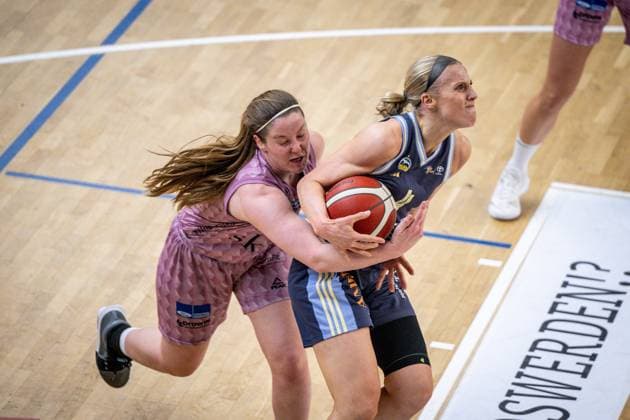 Sport Bilder des Tages Basketball Berlin 07.04.2025 Saison 2024 2025 Toyota Damen Basketball Bundesliga 1. Bundesliga Playoffs Halbfinale Spiel 2 Alba Berlin - Saarlouis Royals Marie Bertholdt (Alba, No.04) Hayley Frank (Saarlouis, No.43)