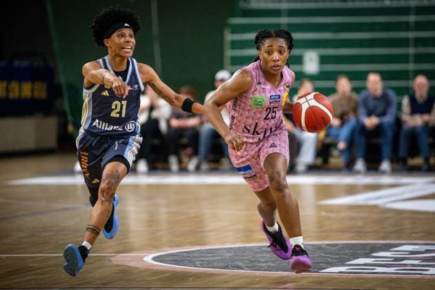 Basketball Berlin 07.04.2025 Saison 2024 2025 Toyota Damen Basketball Bundesliga 1. Bundesliga Playoffs Halbfinale Spiel 2 Alba Berlin - Saarlouis Royals Martha Burse (Saarlouis, No.25) Deeshyra Thomas (Alba, No.21)