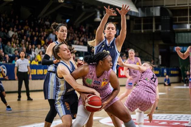 Basketball Berlin 07.04.2025 Saison 2024 2025 Toyota Damen Basketball Bundesliga 1. Bundesliga Playoffs Halbfinale Spiel 2 Alba Berlin - Saarlouis Royals Erika Davenport (Saarlouis, No.12) Lena Gohlisch (Alba, No.12) Emily Kiser (Alba, No.33)