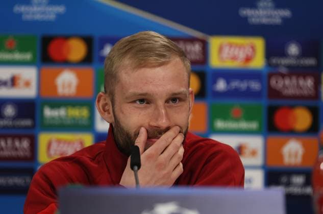 Fussball, Herren, Champions League, Saison 2024 2025, FC Bayern München, Internationale Pressekonferenz Konrad Laimer (FC Bayern München) auf der Pressekonferenz, Kopf, Portrait, Hand am Mund