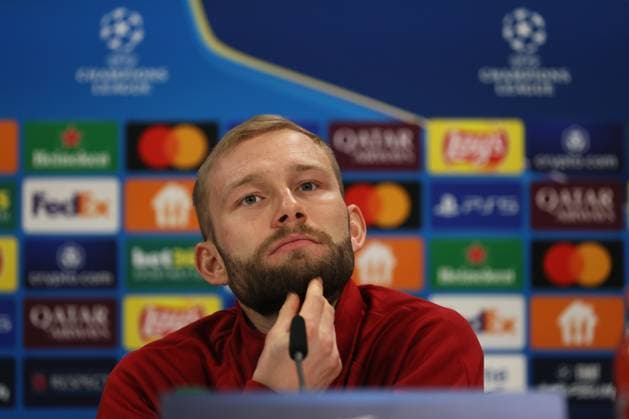 Fussball, Herren, Champions League, Saison 2024 2025, FC Bayern München, Internationale Pressekonferenz Konrad Laimer (FC Bayern München) auf der Pressekonferenz, Kopf, Portrait, Hand am Hals, nachdenken, nachdenklich, überlegen