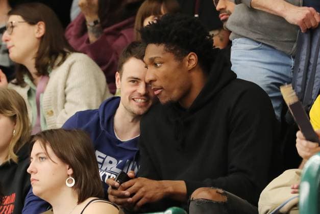 Jonas Mattisseck und David McCormack im Pubikum Basketball DBBL Bundesliga Damen Playoff Halbfinale 2. Spiel Saison 2024 2025 07.04.2024 ALBA Berlin vs Saarlouis Royals
