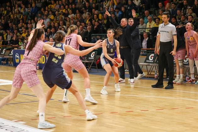 Theresa Simon (Alba Berlin Damen, 03) sucht einen Mitspieler, Alba Damen vs Saarlouis Royals , 1.Bundesliga, DBBL-Playoffs, Halbfinale 2. Spiel, 07.04.2025 Berlin Berlin Deutschland Copyright: xFootbowl ThomasxSobotzkix