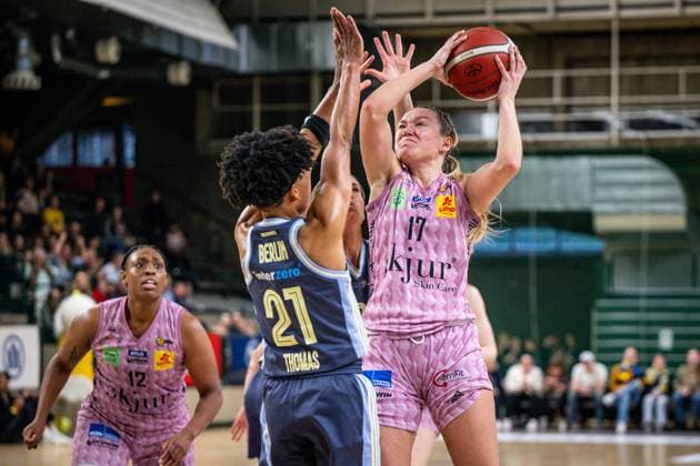Sport Bilder des Tages Basketball Berlin 07.04.2025 Saison 2024 2025 Toyota Damen Basketball Bundesliga 1. Bundesliga Playoffs Halbfinale Spiel 2 Alba Berlin - Saarlouis Royals Gabija Meskonyte (Saarlouis, No.17) Deeshyra Thomas (Alba, No.21)